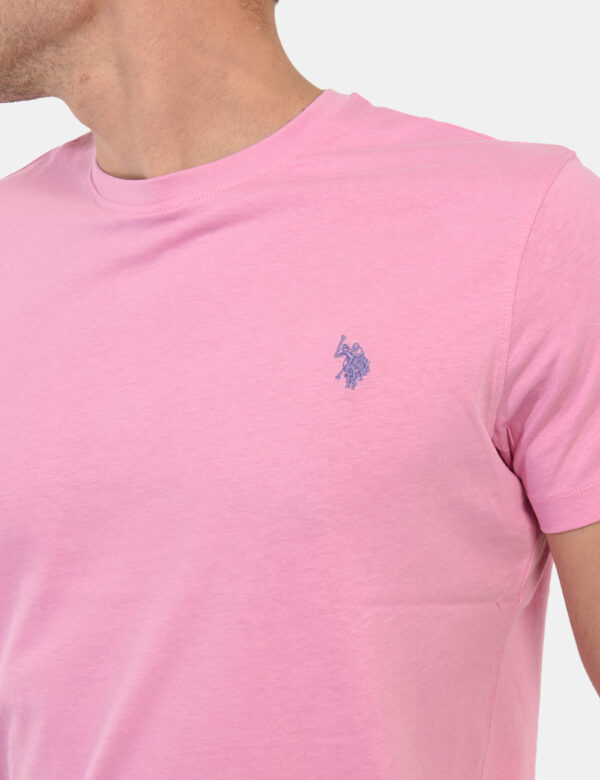 T-shirt U.S. Polo Assn. Rosa - T-shirt classica in total rosa intenso con patch logo brand ricamato ad altezza cuore. La ves