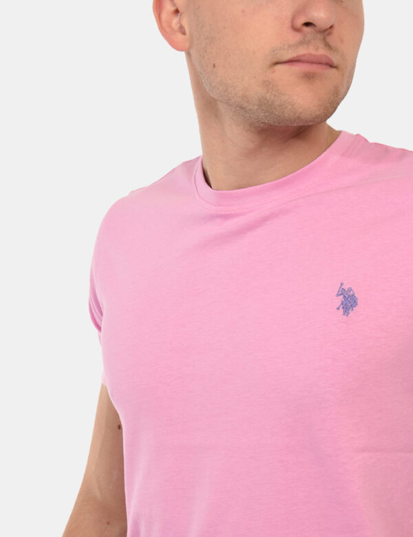 T-shirt U.S. Polo Assn. Rosa - T-shirt classica in total rosa intenso con patch logo brand ricamato ad altezza cuore. La ves