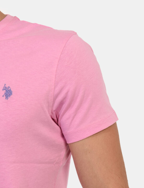 T-shirt U.S. Polo Assn. Rosa - T-shirt classica in total rosa intenso con patch logo brand ricamato ad altezza cuore. La ves