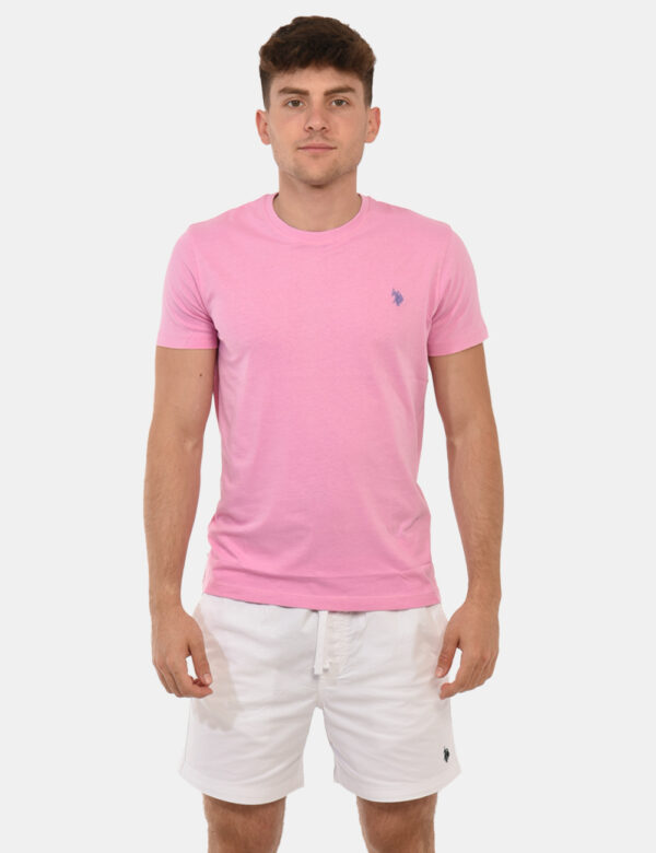 T-shirt U.S. Polo Assn. Rosa - T-shirt classica in total rosa intenso con patch logo brand ricamato ad altezza cuore. La ves