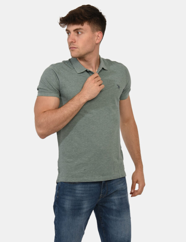 Polo U.S. Polo Assn. Verde - Polo classica in total verde/grigiastro con patch logo brand ricamato ad altezza cuore. La vest