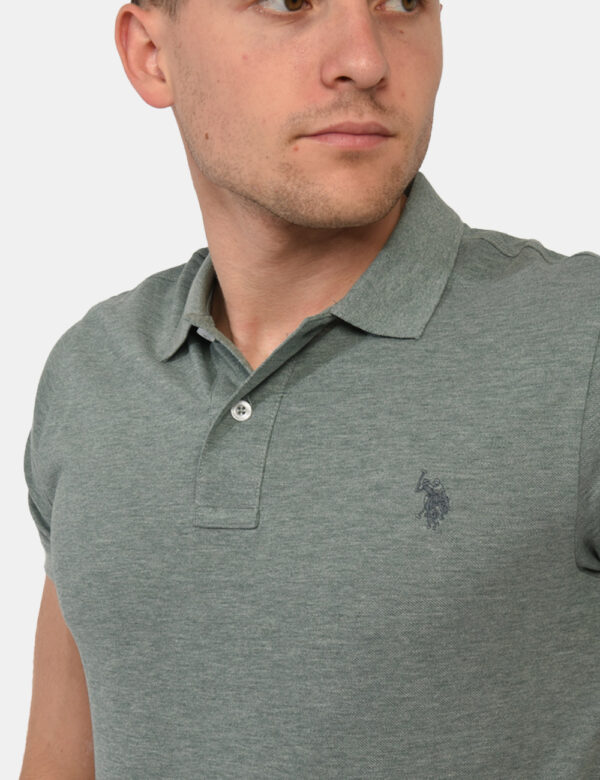 Polo U.S. Polo Assn. Verde - Polo classica in total verde/grigiastro con patch logo brand ricamato ad altezza cuore. La vest