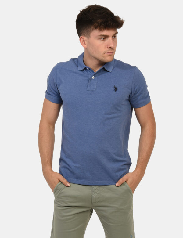 Polo U.S. Polo Assn. Blu - Polo classica in total blu slavato con patch logo brand ricamato ad altezza cuore. La vestibilità