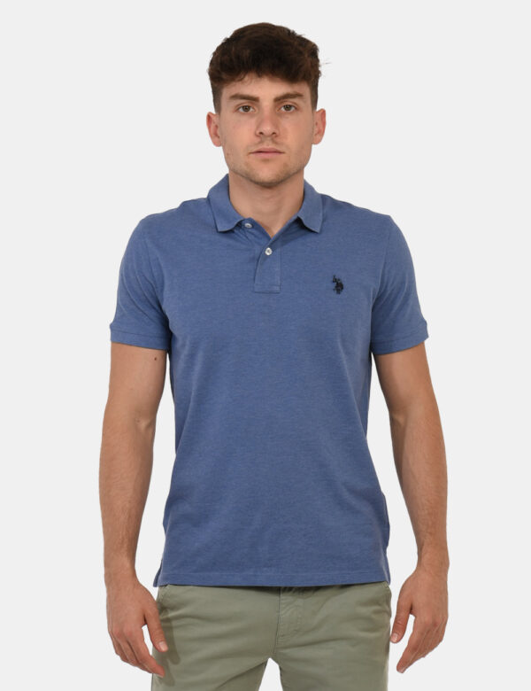 Polo U.S. Polo Assn. Blu - Polo classica in total blu slavato con patch logo brand ricamato ad altezza cuore. La vestibilità