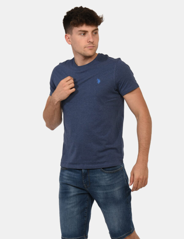 T-shirt U.S. Polo Assn. Blu - T-shirt classica in total blu denim con patch logo brand ricamato ad altezza cuore. La vestibi