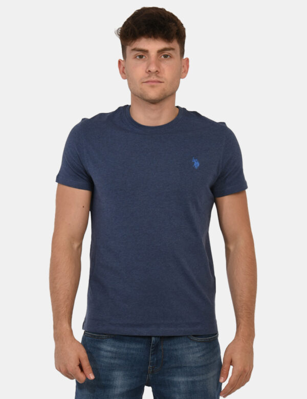 T-shirt U.S. Polo Assn. Blu - T-shirt classica in total blu denim con patch logo brand ricamato ad altezza cuore. La vestibi