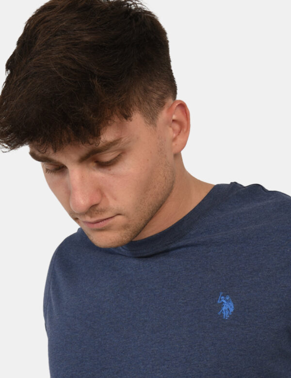 T-shirt U.S. Polo Assn. Blu - T-shirt classica in total blu denim con patch logo brand ricamato ad altezza cuore. La vestibi