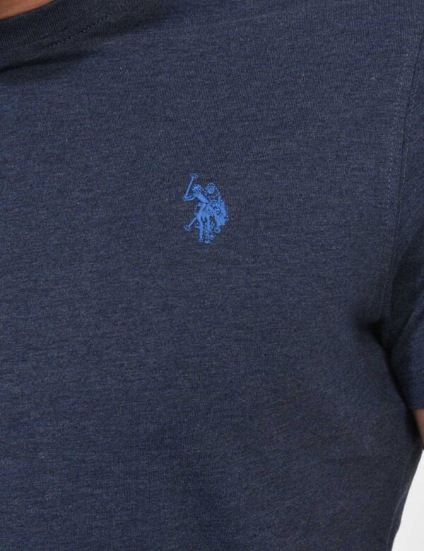 T-shirt U.S. Polo Assn. Blu - T-shirt classica in total blu denim con patch logo brand ricamato ad altezza cuore. La vestibi