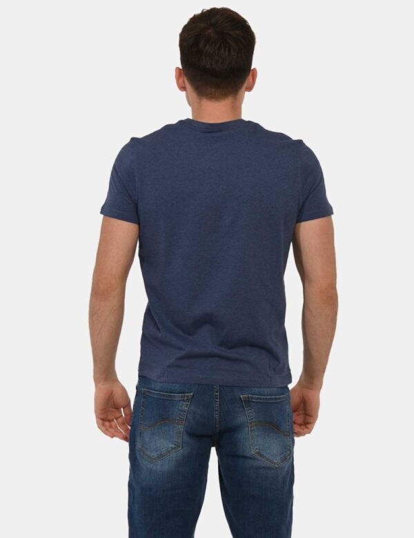 T-shirt U.S. Polo Assn. Blu - T-shirt classica in total blu denim con patch logo brand ricamato ad altezza cuore. La vestibi
