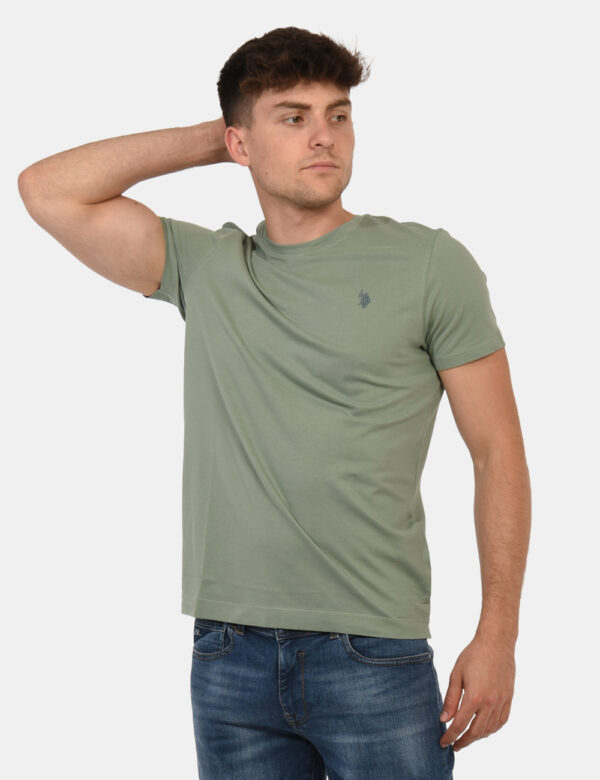 T-shirt U.S. Polo Assn. Verde - T-shirt classica in total verde chiaro con patch logo brand ricamato ad altezza cuore. La ve