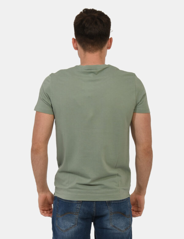 T-shirt U.S. Polo Assn. Verde - T-shirt classica in total verde chiaro con patch logo brand ricamato ad altezza cuore. La ve