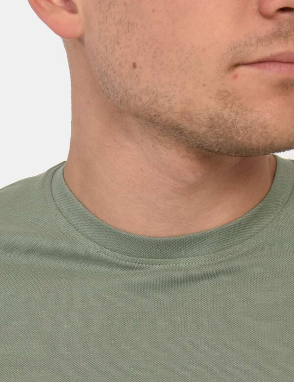 T-shirt U.S. Polo Assn. Verde - T-shirt classica in total verde chiaro con patch logo brand ricamato ad altezza cuore. La ve