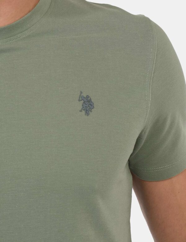 T-shirt U.S. Polo Assn. Verde - T-shirt classica in total verde chiaro con patch logo brand ricamato ad altezza cuore. La ve