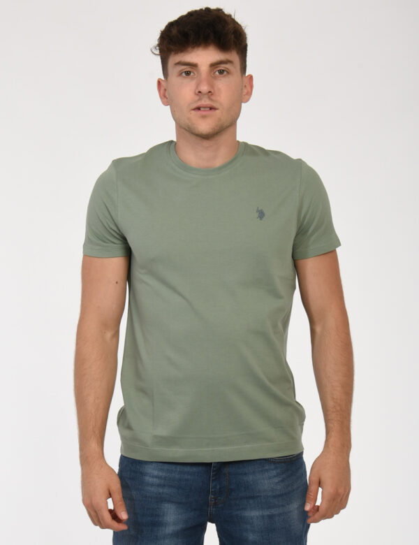 T-shirt U.S. Polo Assn. Verde - T-shirt classica in total verde chiaro con patch logo brand ricamato ad altezza cuore. La ve