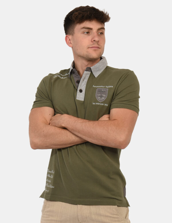 Polo Aeronautica Italiana Verde - Polo classica in verde militare con patch logo brand ad altezza cuore in grigio, perfettam