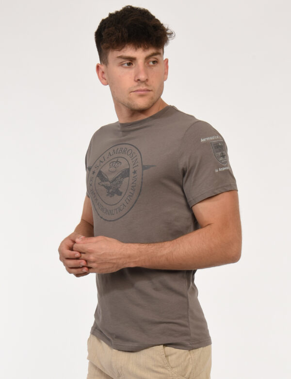 T-shirt Aeronautica Italiana Grigio - T-shirt classica su base grigia con stampa centrale logo brand in tono su tono. La ves