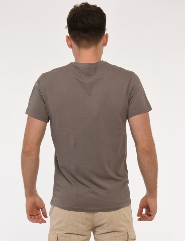 T-shirt Aeronautica Italiana Grigio - T-shirt classica su base grigia con stampa centrale logo brand in tono su tono. La ves