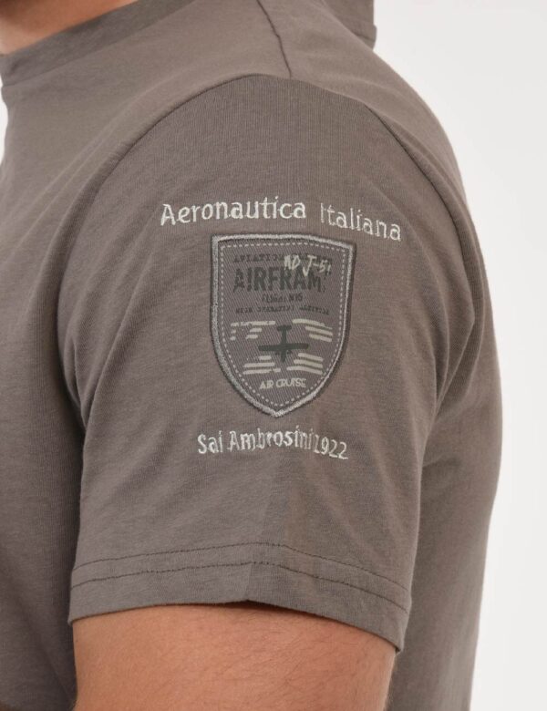 T-shirt Aeronautica Italiana Grigio - T-shirt classica su base grigia con stampa centrale logo brand in tono su tono. La ves