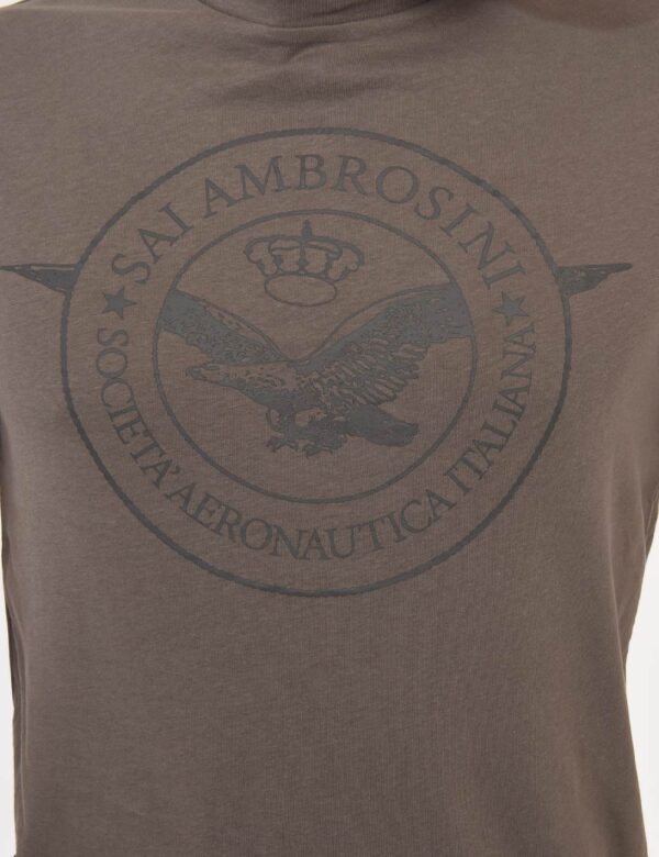 T-shirt Aeronautica Italiana Grigio - T-shirt classica su base grigia con stampa centrale logo brand in tono su tono. La ves