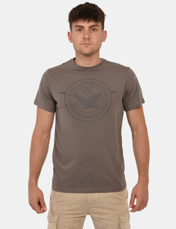 T-shirt Aeronautica Italiana Grigio - T-shirt classica su base grigia con stampa centrale logo brand in tono su tono. La ves