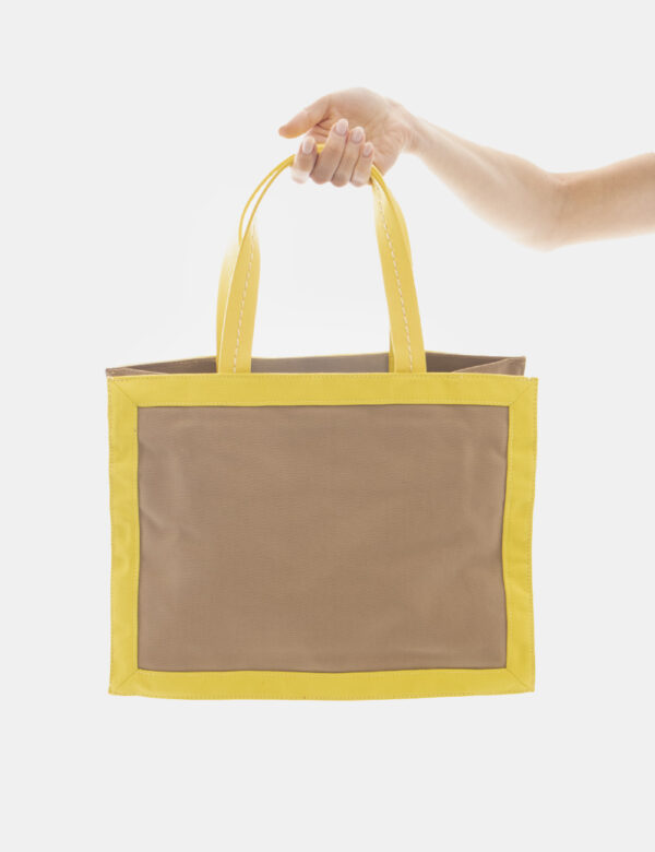 Borsa Sundek Beige - Colorata borsa mare in tela ed in tinta beige e giallo fluo, più logo brand in azzurro. L'interno è cap