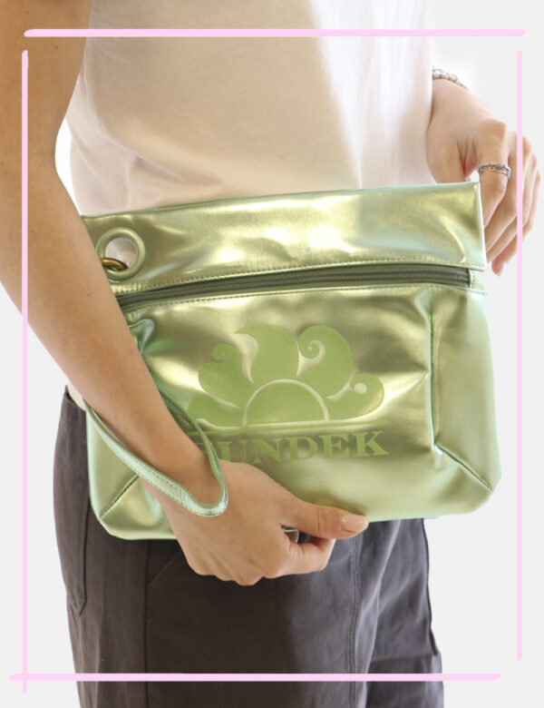 Pochette Sundek Verde - Pochette mare in total verde patinato con logo brand in tono su tono. L'interno è uno scompartimento