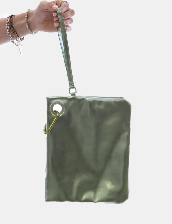 Pochette Sundek Verde - Pochette mare in total verde patinato con logo brand in tono su tono. L'interno è uno scompartimento