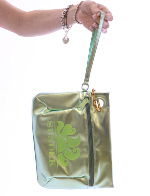 Pochette Sundek Verde - Pochette mare in total verde patinato con logo brand in tono su tono. L'interno è uno scompartimento