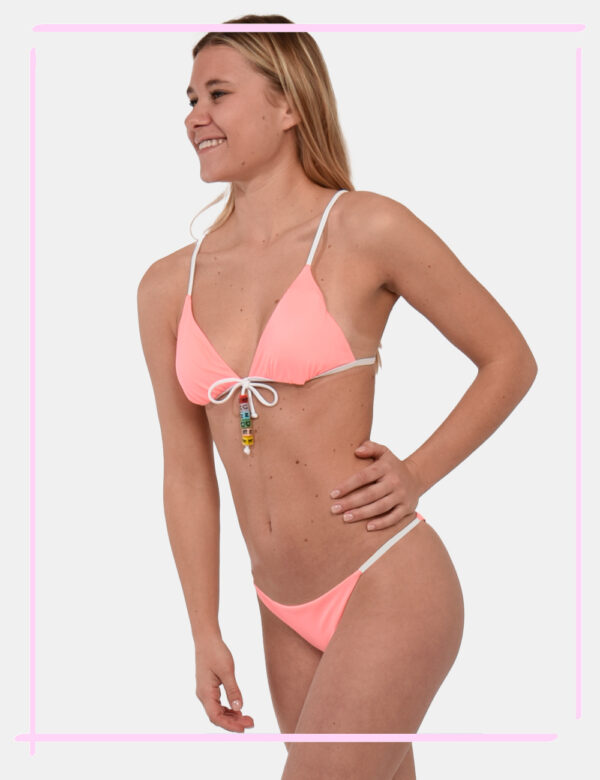 Slip Sundek Rosa - Slip costume modello brasiliana in rosa pastello e bianco. La vestibilità è morbida e regolabile grazie a