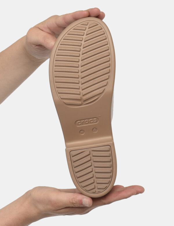 Sandali Crocs Beige - Sandali modello sabot in total beige con tomaia lucida. L'indossatura è pratica e confortevole anche g