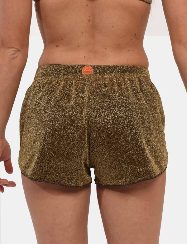 Shorts Sundek Oro - Shorts da spiaggia su base marrone intenso con folo lurex dorato. La vestibilità è morbida e regolabile