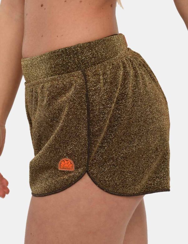 Shorts Sundek Oro - Shorts da spiaggia su base marrone intenso con folo lurex dorato. La vestibilità è morbida e regolabile