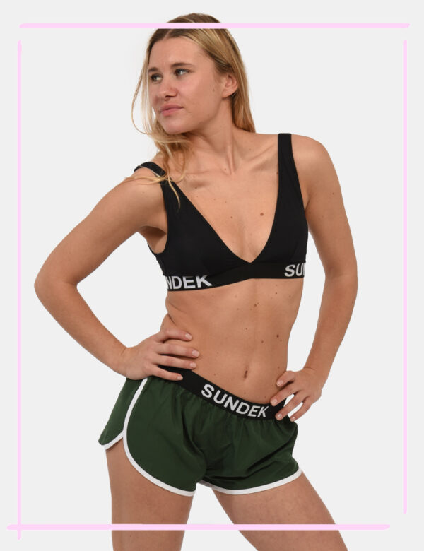 Shorts Sundek Verde - Shorts da spiaggia in total verde foresta con bordatura bianca. La vestibilità è morbida e regolabile