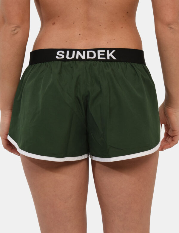 Shorts Sundek Verde - Shorts da spiaggia in total verde foresta con bordatura bianca. La vestibilità è morbida e regolabile