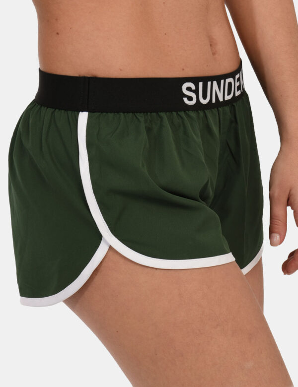 Shorts Sundek Verde - Shorts da spiaggia in total verde foresta con bordatura bianca. La vestibilità è morbida e regolabile