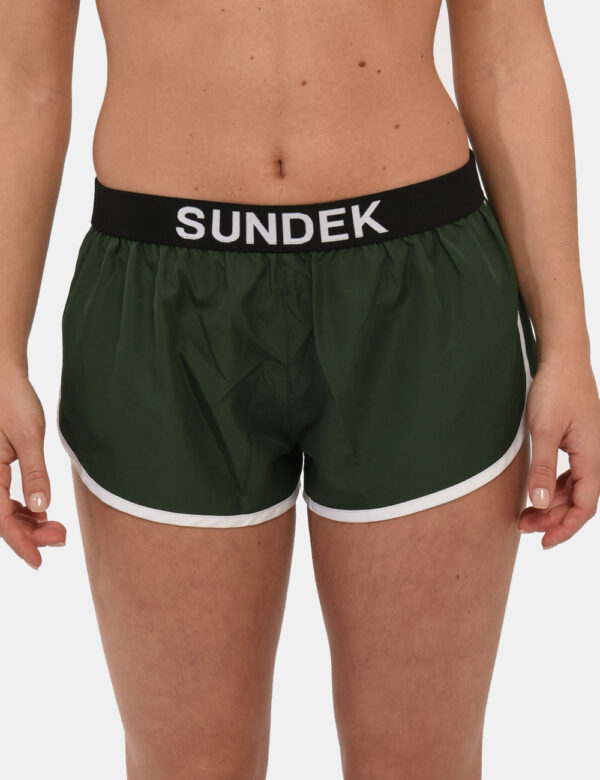 Shorts Sundek Verde - Shorts da spiaggia in total verde foresta con bordatura bianca. La vestibilità è morbida e regolabile