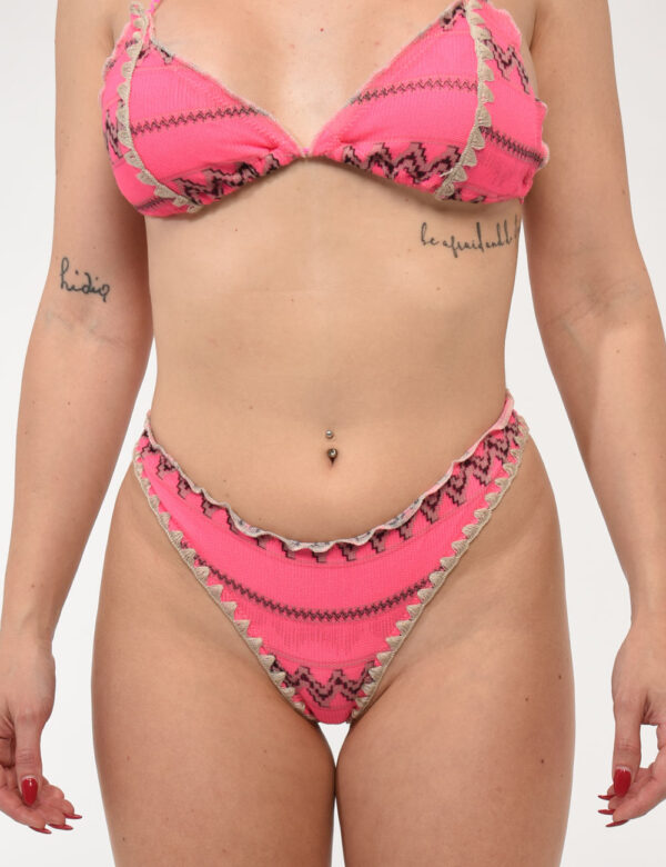 Bikini F**K Rosa - Costume modello bikini a triangolo più slip sgambato su base rosa shocking, più vari dettagli in marrone/