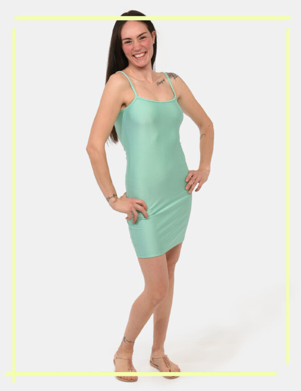 Abito F**K Verde - Vestito corto in total verde acquamarina con spalline strette intrecciate. La vestibilità è morbida e reg