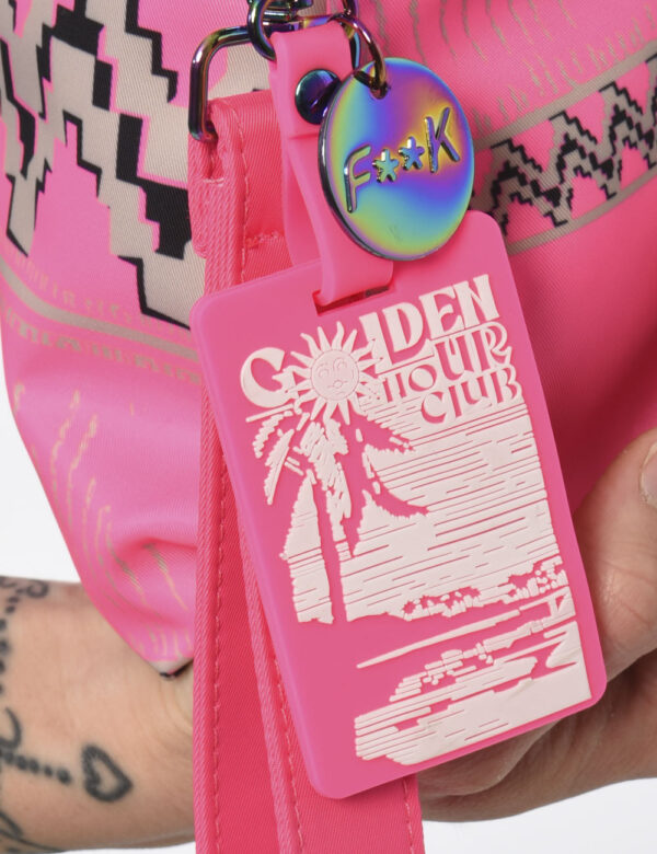 Pochette F**K Rosa - Pochette su base rosa shocking con fantasia marrone. L'accessorio ha forma rettangolare ed una pratica