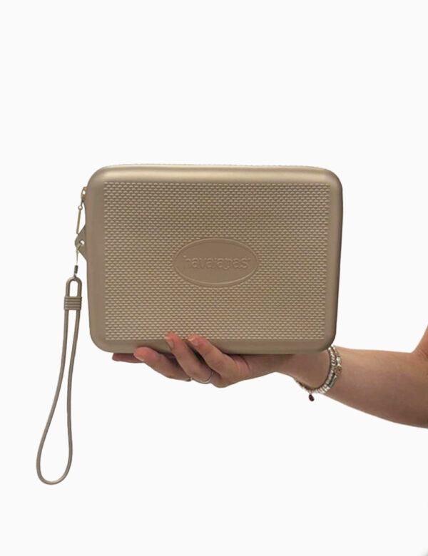 Pochette mare Havaianas Oro - Pochette da mare in total gomma ed in tinta oro. Presente unico scompartimento con chiusura a