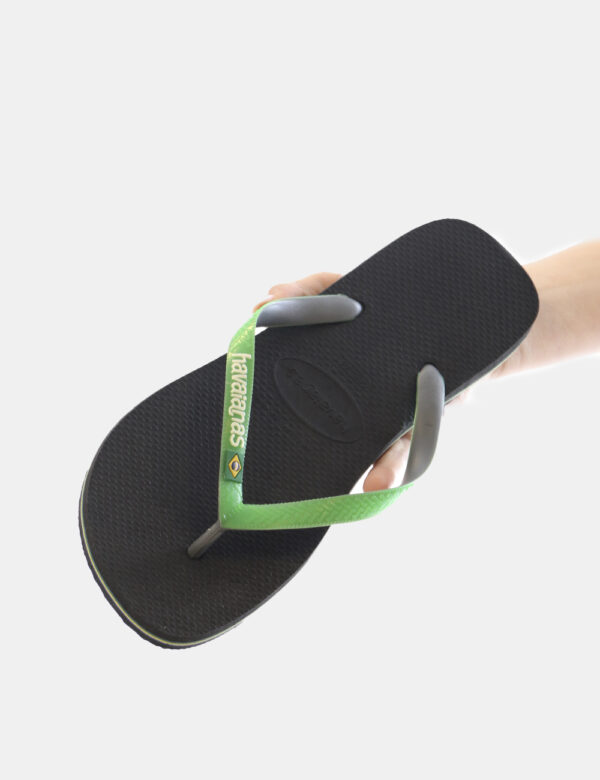 Infradito Havaianas Nero - Ciabatte modello infradito in total nero con stringa a Y verde e logo brand Brasile. La calzata è