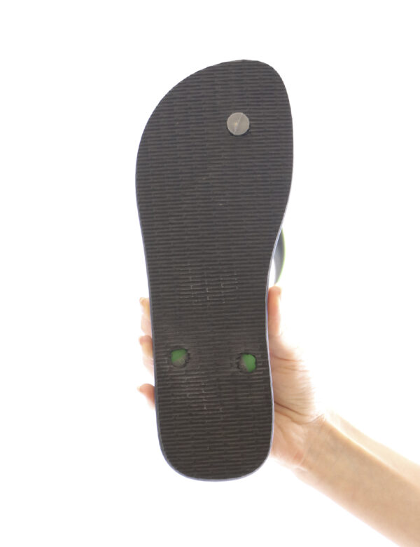 Infradito Havaianas Nero - Ciabatte modello infradito in total nero con stringa a Y verde e logo brand Brasile. La calzata è