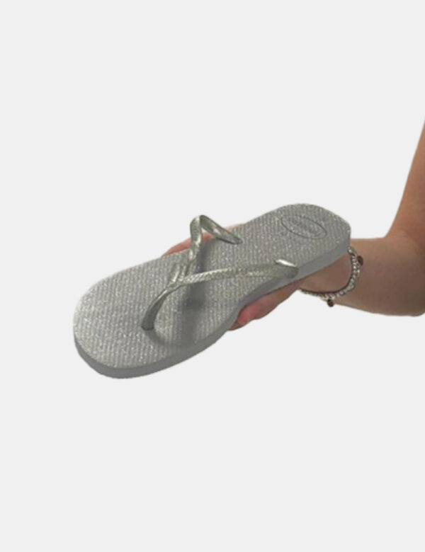 Infradito Havaianas Argento - Ciabatte modello infradito in total argento con stringa a Y coordinata e brillantini. La calza