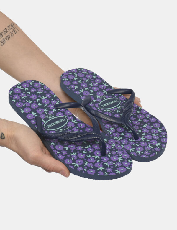 Infradito Havaianas Blu - Ciabatte modello infradito su base blu navy con stampa allover fiorellini in tinta viola più strin