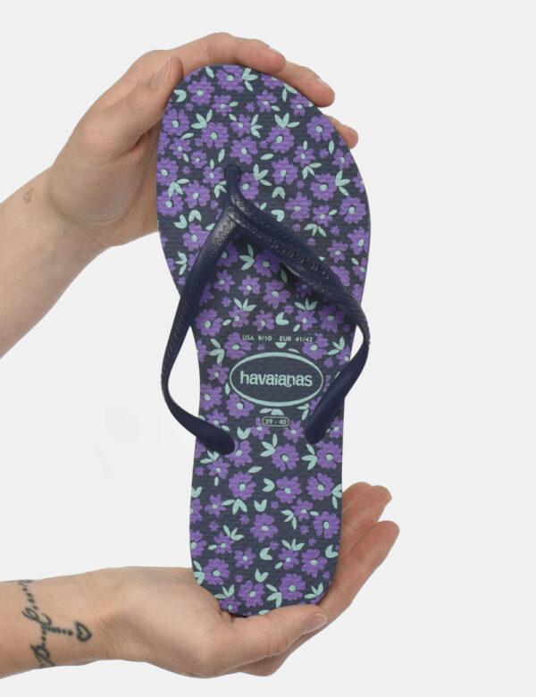 Infradito Havaianas Blu - Ciabatte modello infradito su base blu navy con stampa allover fiorellini in tinta viola più strin
