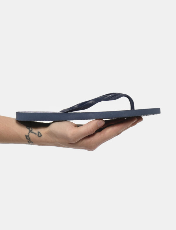 Infradito Havaianas Blu - Ciabatte modello infradito su base blu navy con stampa allover fiorellini in tinta viola più strin