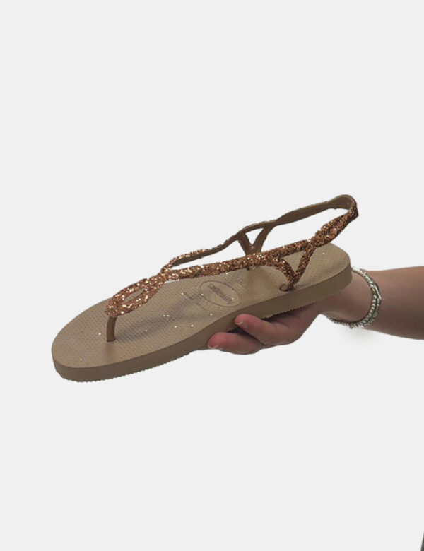 Infradito Havaianas Marrone - Ciabatte modello infradito in total marrone con stringa a Y glitterata. La calzata è comoda e