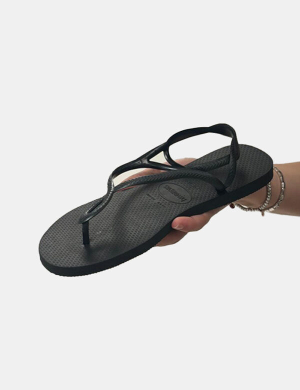 Infradito Havaianas Nero - Ciabatte modello infradito in total nero con stringa a Y coordinata. La calzata è comoda e aderen