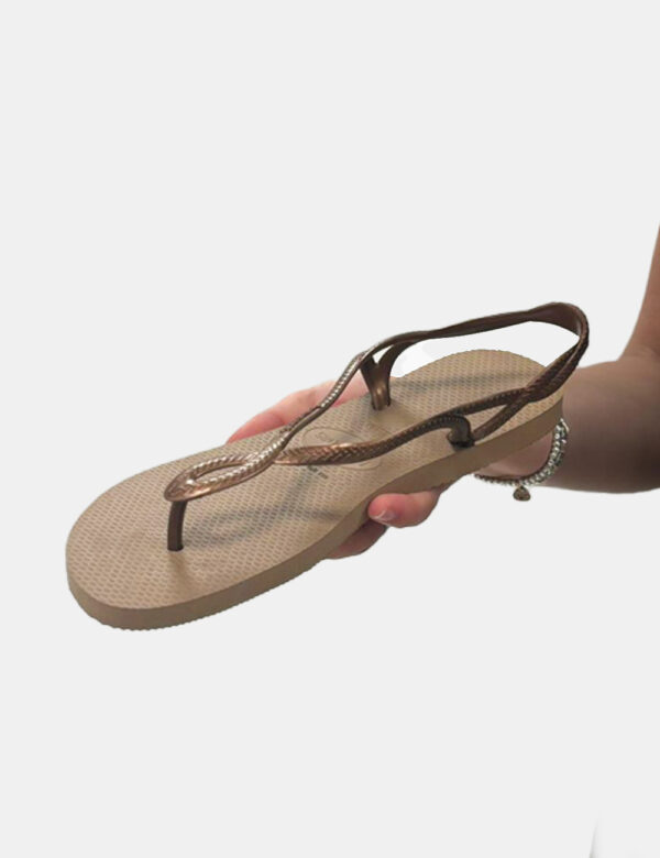 Infradito Havaianas Marrone - Ciabatte modello infradito in total marrone con stringa a Y coordinata. La calzata è comoda e