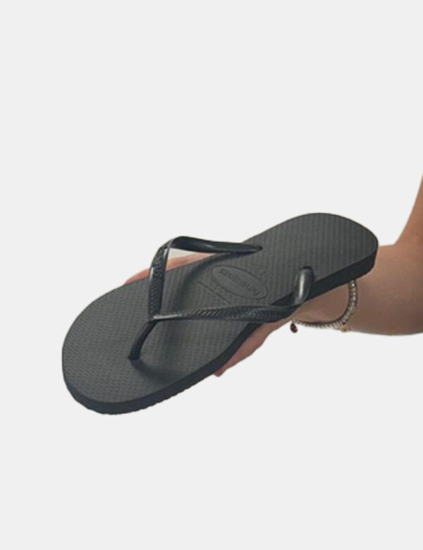 Infradito Havaianas Nero - Ciabatte modello infradito in total nero con stringa a Y coordinata. La calzata è comoda e aderen
